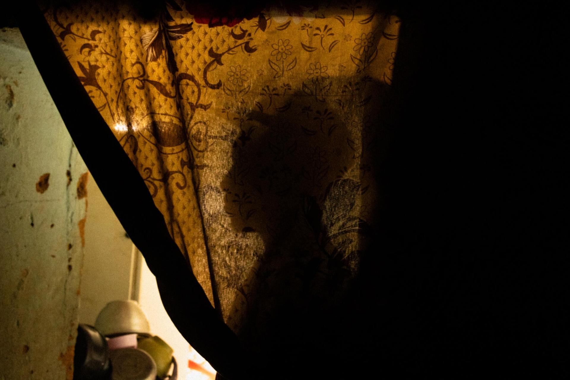 Portrait de Mohammed* à Agadez, au Niger. Après avoir été emprisonné en Libye, puis vendu comme esclave, il a pu finalement retourner au Niger avec sa femme et sa fille de quatre ans. Niger, mars 2022