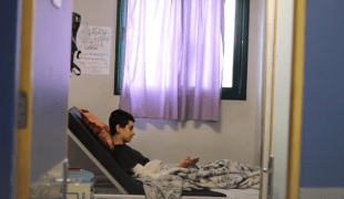 Tayseer Mansour, 17 ans, soigné par les équipes de MSF à l'hôpital Nasser de Khan Younis, à Gaza. Avril 2025 ©MSF